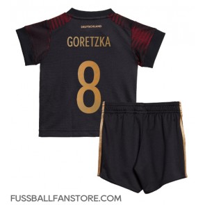 Deutschland Leon Goretzka #8 Replik Auswärtstrikot Kinder WM 2022 Kurzarm (+ Kurze Hosen)
